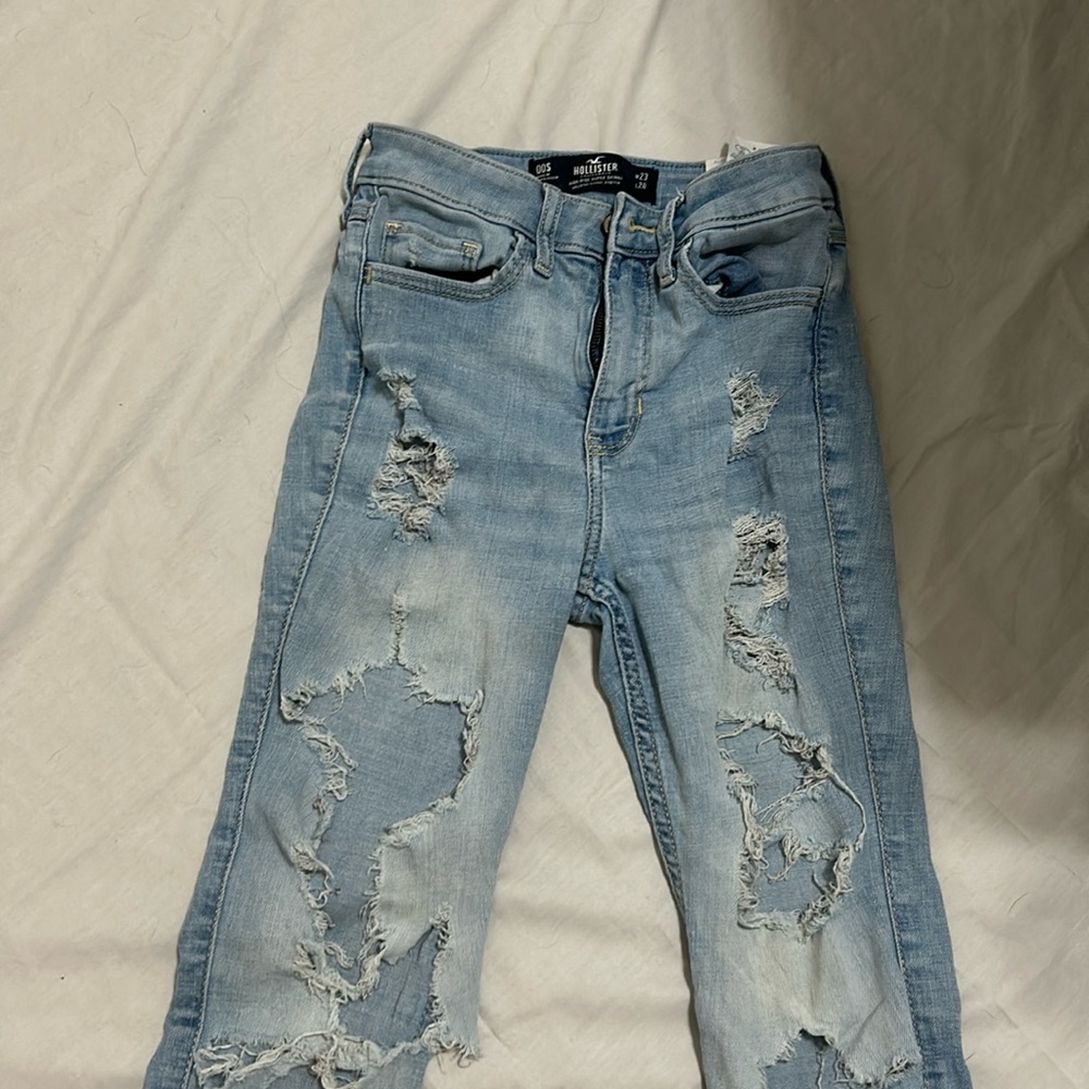 They are hollister high rise jeans.